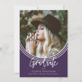 Invertiertes Arch Trendy Script Graduate Foto Lila Einladung (Vorderseite)