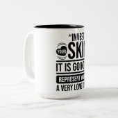 Investieren Sie in Ihre Skin Quote Skincare Lover Zweifarbige Tasse (Vorderseite Links)