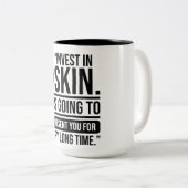 Investieren Sie in Ihre Skin Quote Skincare Lover Zweifarbige Tasse (VorderseiteRechts)