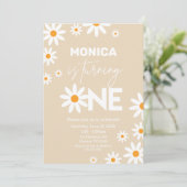 Invitación Boho Daisies One Birthday Party invitat Einladung (Stehend Vorderseite)