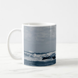 Ionisches Meer, das durch schäumende Wellen aufger Kaffeetasse