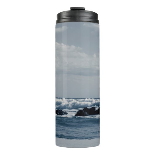 Ionisches Meer, das durch schäumende Wellen aufger Thermosbecher (Vorderseite)