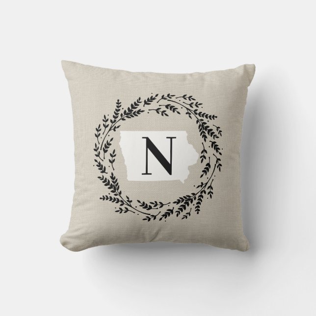 Iowa Rustic Wreath Monogram Throw Kissen (Vorderseite)