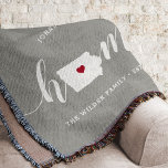 Iowa Zuhause Staat Personalisiert Decke<br><div class="desc">Zeigen Sie Zuhause-Staatsstolz mit dieser niedlichen rustikalen grauen Werftdecke mit "Zuhause" in weißer Kalligrafie-Schrift, die mit einer Silhouette des Staat von Iowa stehend für den Buchstaben "O" zeigt. Eine rote Herzanzeige in der Staat-Karte vervollständigt das Design; Sie können die Herzposition in Ihrer Zuhause-Stadt ändern, indem Sie das Design-Tool öffnen und...</div>