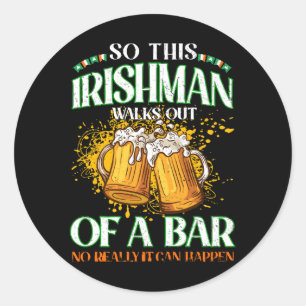 Ire beim Biertrinken am St. Patrick's Day Runder Aufkleber