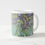 Ire von Vincent van Gogh Jumbo-Tasse<br><div class="desc">Ire (1889) von Van Gogh ist ein Vintager Post-Impressionismus, der ein kunstvolles Blumengemälde darstellt. Eine Gruppe lila Bartärten und eine weiße Iris-Blume aus Single, die in einem Garten wächst. Es war eines seiner ersten Gemälde, als er im Asyl in Saint-Remy-de-Provence war. 1987 wurde es zum teuersten Gemälde, das je verkauft...</div>