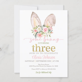 Irgendein Bunny dreht drei sonnige Ohren Einladung