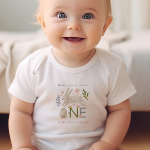 Irgendein Bunny ist der 1. OsterGeburtstag eines M Baby Strampler