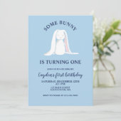 Irgendein Bunny ist eine blaue Erstgeburtstag Einl Einladung (Stehend Vorderseite)