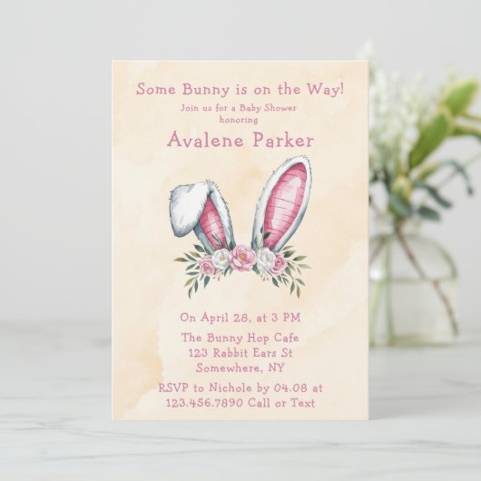 Irgendein Bunny ist unterwegs! Babydusche Begrüßun Einladung (Stehend Vorderseite)