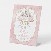 Irgendein Bunny macht einen 1. Geburtstag Willkomm Sockelschild (Vorderseite)