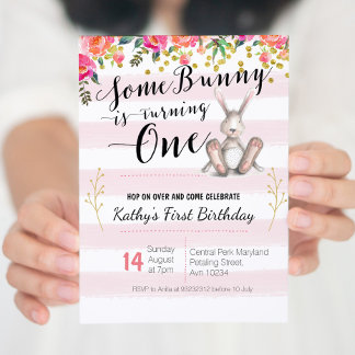 Irgendein Bunny macht einen Geburtstag floralen Ei Einladung