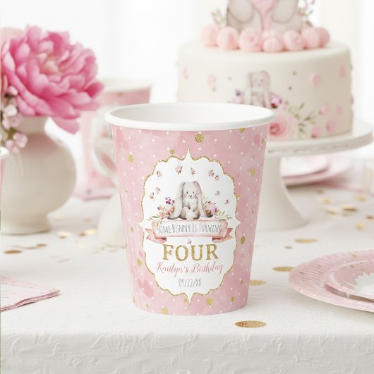 Irgendein Bunny macht vier 4. Geburtstag Pappbecher