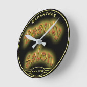 Irgendein gelbes Namensglühen auf schwarzem Runde Wanduhr (Winkel)