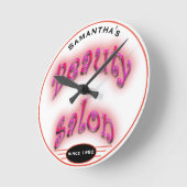 Irgendein rosa Namensglühen auf weißem Runde Wanduhr (Winkel)