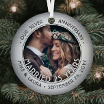 Irgendein Text 2 Foto Silber 25. Hochzeitstag Ornament Aus Metall<br><div class="desc">Feiern Sie ein fröhliches 25-jähriges Hochzeitstag mit einem maßgeschneiderten 2-Foto "Verheiratet 25 Jahre" runden Metall-Imitate gebürstet silberne Weihnachtsschmuck. Alle Texte und Bilder auf dieser Vorlage sind einfach zu personalisieren und können auf Vorder- und Rückseite unterschiedlich oder gleich sein. (IMAGE & TEXT DESIGN TIPS: 1) Um die Position der Formulierung anzupassen,...</div>