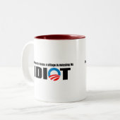 Irgendwo in Kenia ist ein Dorf sein Idiot vermisst Zweifarbige Tasse (Vorderseite Links)