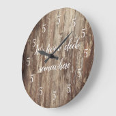 Irgendwo um fünf Uhr ist die Shiplap-Uhr eine groß (Winkel)