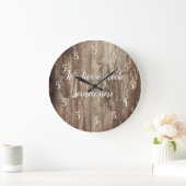 Irgendwo um fünf Uhr ist die Shiplap-Uhr eine groß (Zuhause)