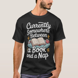 Irgendwo zwischen einem Buch und einem Nickerchen T-Shirt