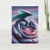 Iridescent Baby Dragon Asleep auf Pink Rose Karte (Vorderseite)