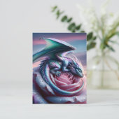 Iridescent Baby Dragon Asleep auf Pink Rose Postkarte (Stehend Vorderseite)