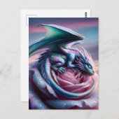 Iridescent Baby Dragon Asleep auf Pink Rose Postkarte (Vorne/Hinten)