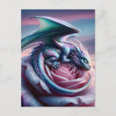 Iridescent Baby Dragon Asleep auf Pink Rose Postkarte (Vorderseite)