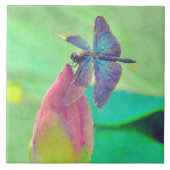 Iridescent Blue Dragonfly auf Wasserlilie Fliese (Vorderseite)