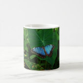 Iridescent Blue mit Black Butterfly Wings Kaffeetasse (Mittel)