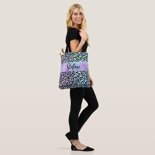 Iridescent Foil Rainbow Leopard Lila Tasche (Am Model)