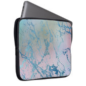 Iridescent Marble | Trendy Imitats Holo Blue Pink Laptopschutzhülle (Vorne Rechts)