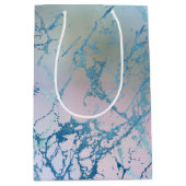 Iridescent Marble | Trendy Imitats Holo Blue Pink Mittlere Geschenktüte (Vorderseite)