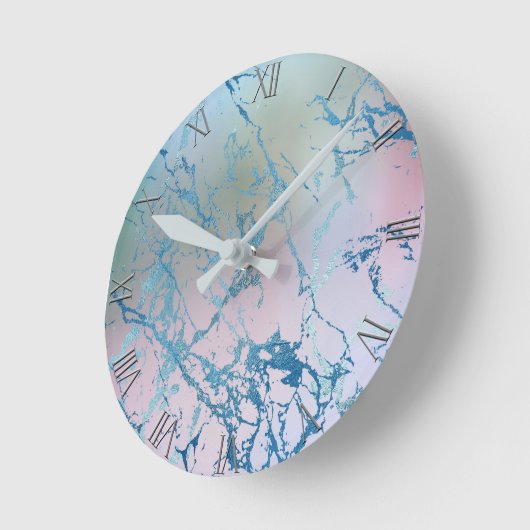 Iridescent Marble | Trendy Imitats Holo Blue Pink Runde Wanduhr (Winkel)