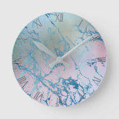 Iridescent Marble | Trendy Imitats Holo Blue Pink Runde Wanduhr (Vorderseite)