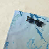 Iridescent Marble | Trendy Imitats Holo Blue Pink Strandtuch (Beispiel)