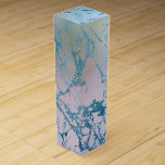 Iridescent Marble | Trendy Imitats Holo Blue Pink Weinbox<br><div class="desc">Luxuriös gedämpfte iridescence hologram Marmortextur in einem Imitat metallischen ombre staubblau, minz grün, pink und lavender lila Wasserfarben. Dieser handbemalte weibliche Farbverlauf fügt den perfekten Pop der Farbe hinzu. Aus der Kollektion "Modern Watercolor Marbles" zeichnet sich dieses Design durch abstrakte flüssige Wirbel aus, die ein cooles, von Glitzer-Venen akzentuiertes Muster...</div>