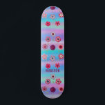 Iridescent Modern Girly Pink Purple Blumen Name Skateboard<br><div class="desc">Der Name der imposanten modernen Girly Pink Purple Flowers besticht durch einen farbenfrohen Hintergrund mit rosa und violetten Blumen und Ihrem personalisierten Namen. Personalisieren Sie diese,  indem Sie den Text in dem dafür vorgesehenen Textfeld bearbeiten. Entworfen von ©Evco Studio www.zazzle.com/store/evcostudio</div>