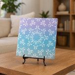 Iridescent Pastel Lila Aquamarin Ombre Elegant Ver Fliese<br><div class="desc">Elegantes dekoratives Fliesendesign mit weißen Ornamenten auf einem glänzenden Pastellton lila zu aquamarinem Gradientenhintergrund.</div>