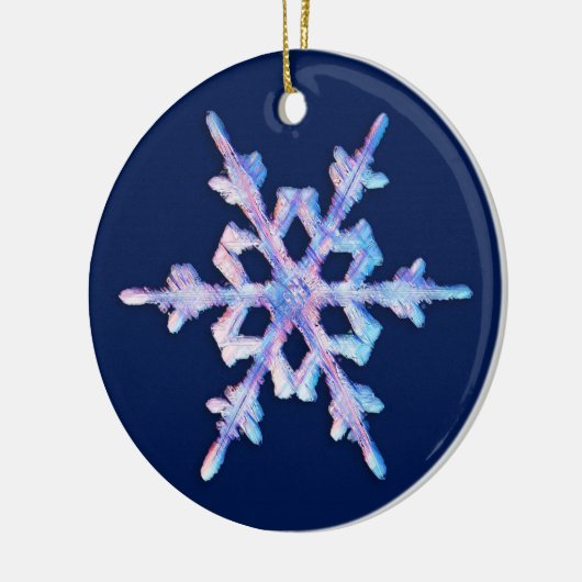 Iridescent Snowflake auf dunkelblau Keramik Ornament (Links)