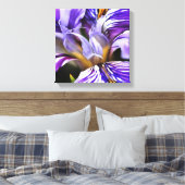 Iris in Violet Lilac und Lila botanische Kunst Leinwanddruck (Insitu (Schlafzimmer))