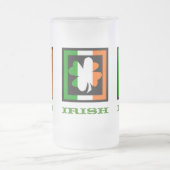 Irische Fahne des Kleeblatt Square Mattglas Bierglas (Mittel)