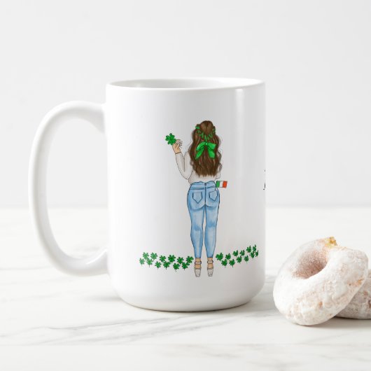 Irische Frau mit Vierblättriges Kleeblatt Kaffeetasse (Mit Donut)