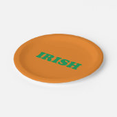 Irische grüne Orange moderne Saint Patrick's Day Pappteller (Schrägansicht)