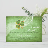 Irische Klee grün Hochzeitspaare duschen Einladung (Stehend Vorderseite)