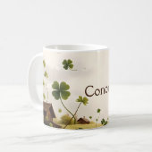 Irische Landschaft mit Hütten und Kleeblättern Kaffeetasse (Vorderseite Links)