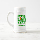 Irische Mädchen trinken Team St Patrick's Day Bierglas (Links)