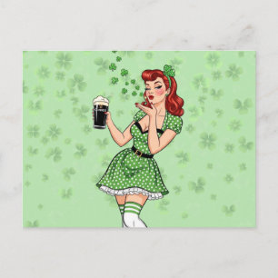 Irische Pin-Up-Dame mit Bierliebe Feiertagspostkarte