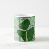 Irische Shamrock-Wortwolke im Regen Kaffeetasse (Mittel)