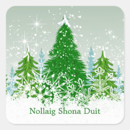 Irische Weihnachten, schneegrüne Tannenbäume Quadratischer Aufkleber